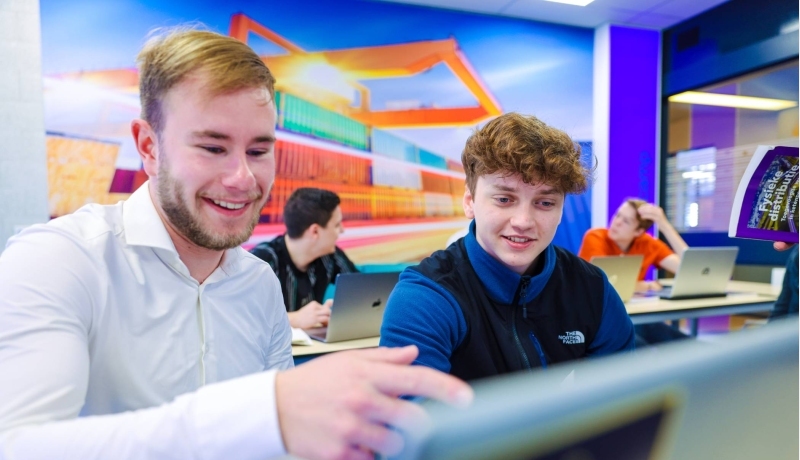 Studenten Logistics Management voltijd volgen les in de klas