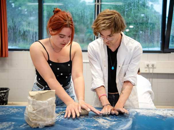 twee studenten met klei