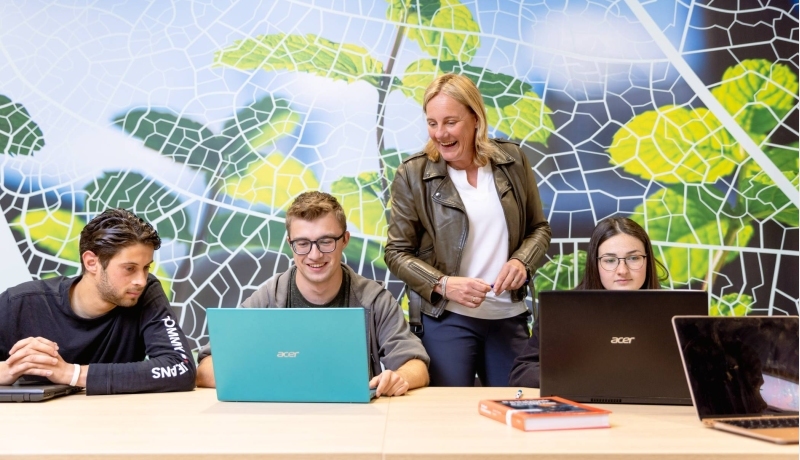 Docent kijkt mee met een projectgroep HAN studenten Finance & Control