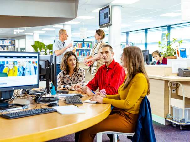Logistics Management deeltijd, studiecentrum, werken, studeren, computers, praten, 2022