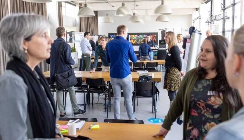 Presentatie van verschillende initiatieven voor duurzame bedrijfsvoering, tijdens de markt op HAN Unexpected slim schoon sociaal