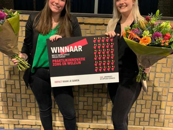 Studenten Anke van Dinther (logopedie) en Demi Dellemann (voeding en diëtiek) wonnen de publieksprijs van het PZW symposium met het onderzoeksproject Koken met IDDSI.