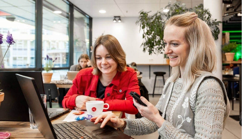 Studenten van Bedrijfskunde duaal in de pauze met koffie