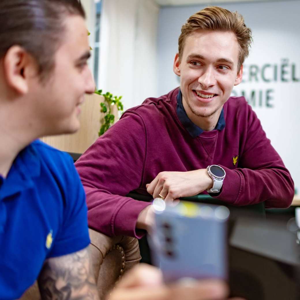 Studenten van de bachelor Commerciële Economie deeltijd, duaal in gesprek en samenwerken.