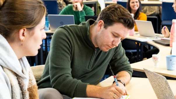 AMM LLO studenten werken tijdens de les aan een vraagstuk