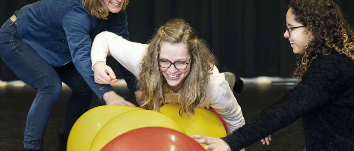 Twee studenten Master Vaktherapie - Pscychomotorische Therapie oefenen met skippy ballen.
