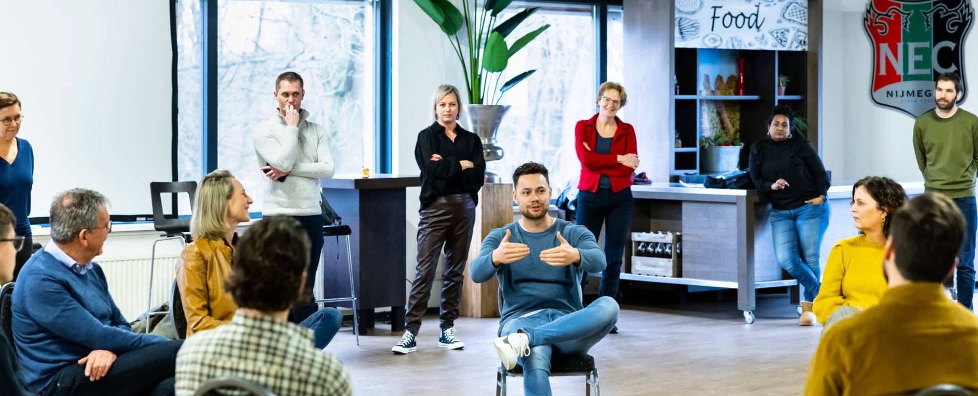 foto van een kringgesprek tijdens de wasstraat bij de NEC lounge in het goffertpark