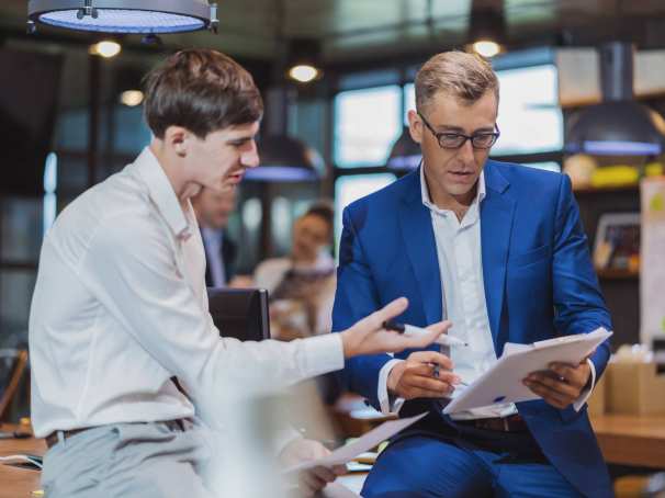 Financieel professional in overleg met mkb klant op locatie, finance, financieel, AFEM, MIAM, master integraal adviseur MKB, stockfoto