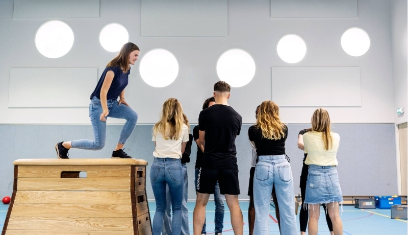 Studenten Psychomotorische therapie doen een gezamenlijke oefening in de gymzaal