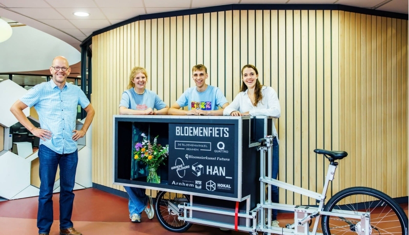 Studenten Industrieel Product Ontwerpen - IPO - trots op hun project Bloemenfiets met opdrachtgever Hans Schreuder, zelfstandig adviseur en ontwikkelaar, vooral op gebied van fietsbeleid en innovatie.