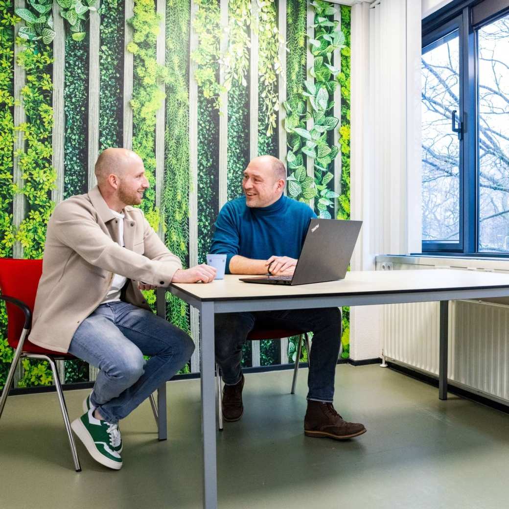 Een studieadviseur en docent heeft een gesprek met een student Bedrijfskunde deeltijd