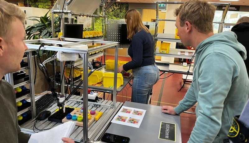 Studenten van de minor Lean Management leren of het belang van meten aan de u-shaped assembly cell
