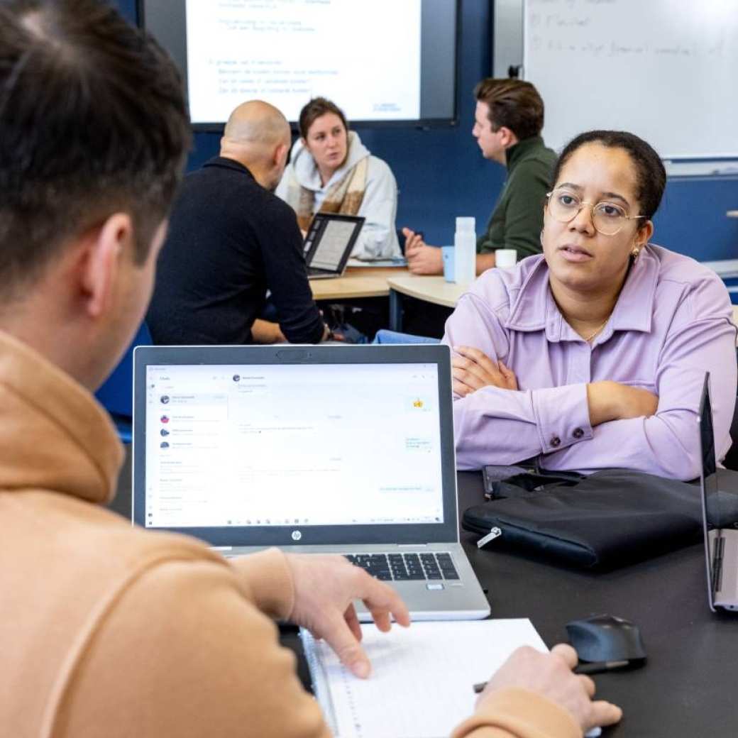 Lindsy-en-Randy-werken-aan-een-opdracht in een les van MIZ