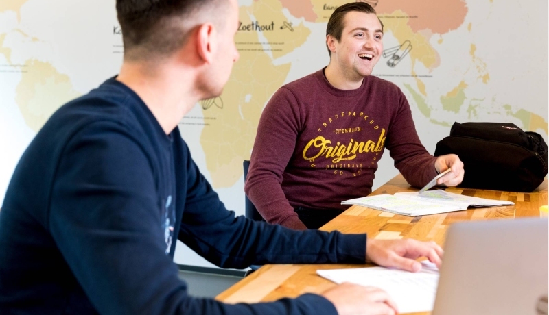 Studenten HAN Pabo Arnhem lachen in kantine.