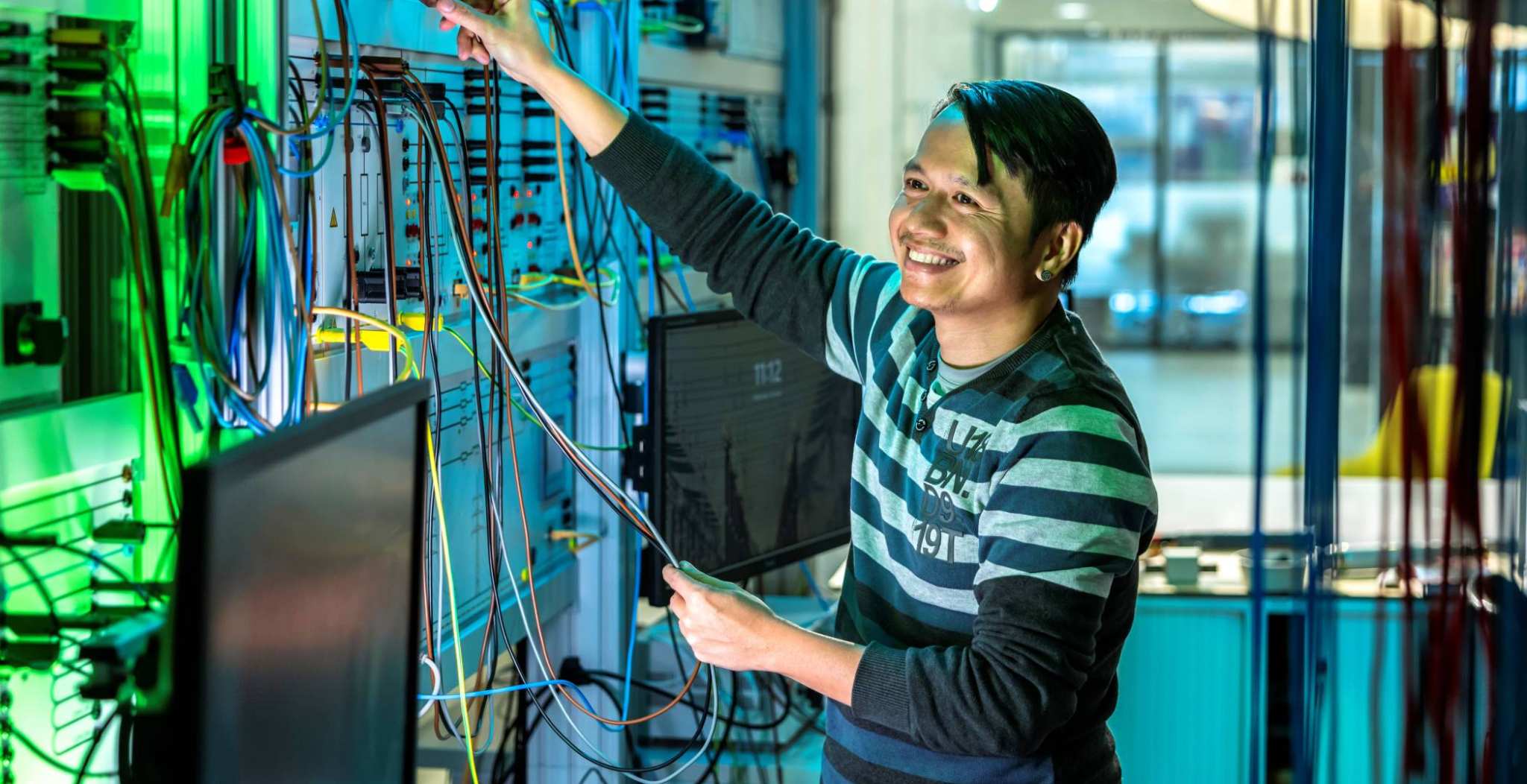 Lachende man test de installatie van de smart grid in de WATTS simulatieruimte.