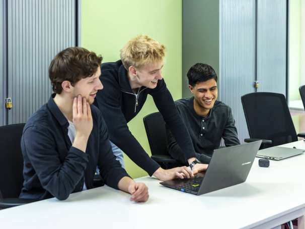 drie hbo ict studenten werken op laptop in het ict lab