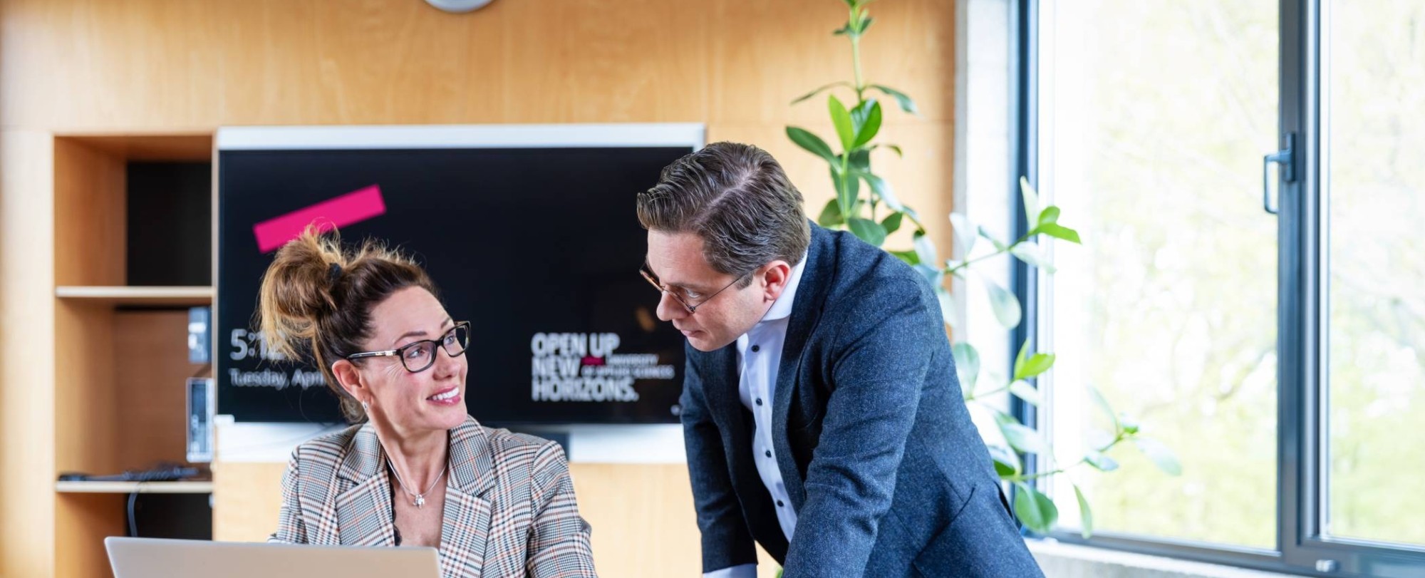 Post-hbo Bedrijfskunde, studeren, overleggen, samenwerken, laptop, 2022