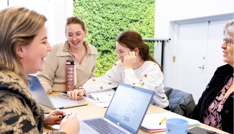 AMM LLO vier studenten werkend lachend iets uit