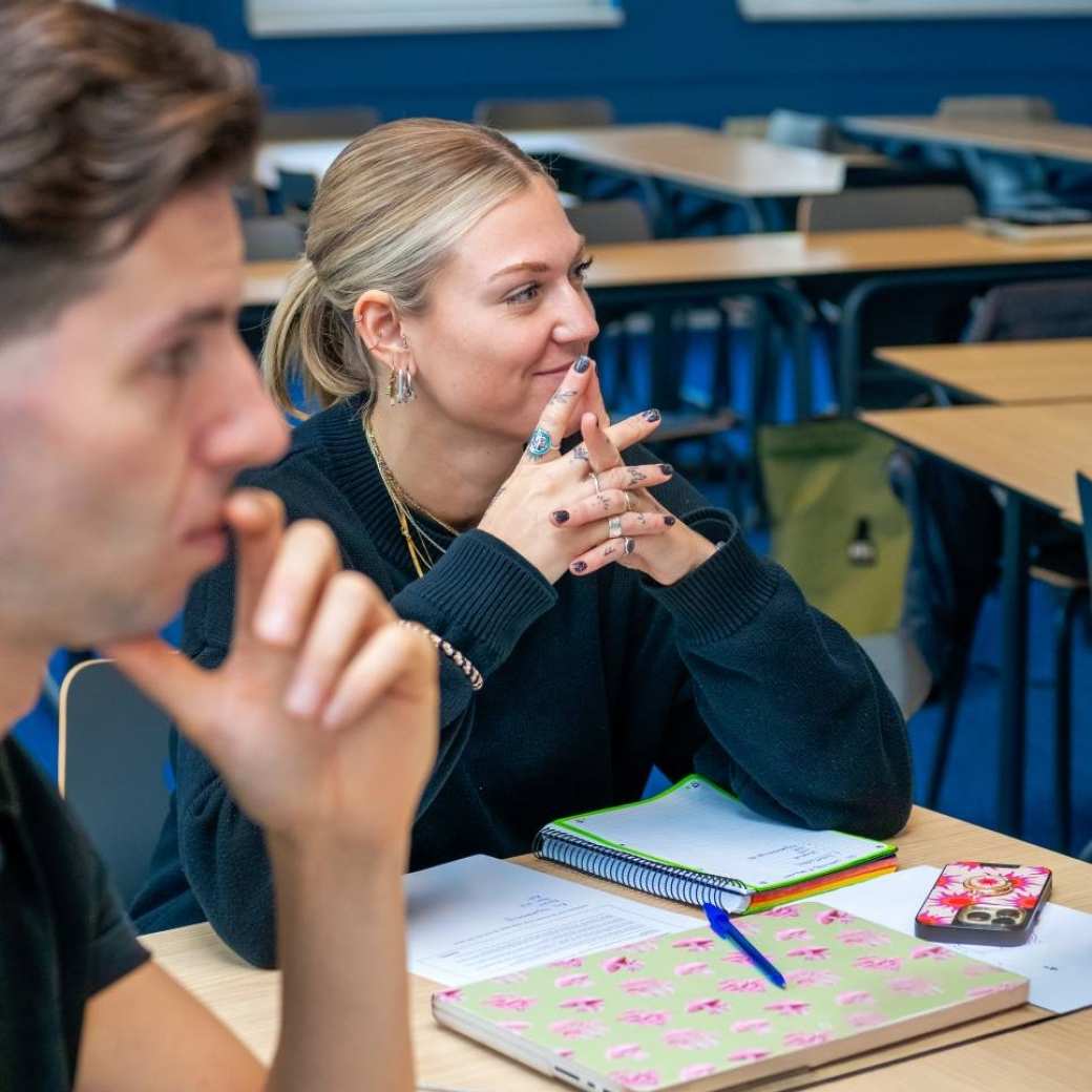 AMM LLO studenten Glenn en Isa tijdens les Social Work deeltijd