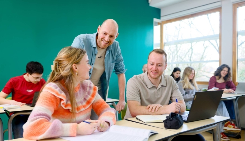 HAN Academie Educatie, Pabo, Pabo-ALO, ALPO, voltijd en deeltijd, pabo docent met studenten in de les, 2024