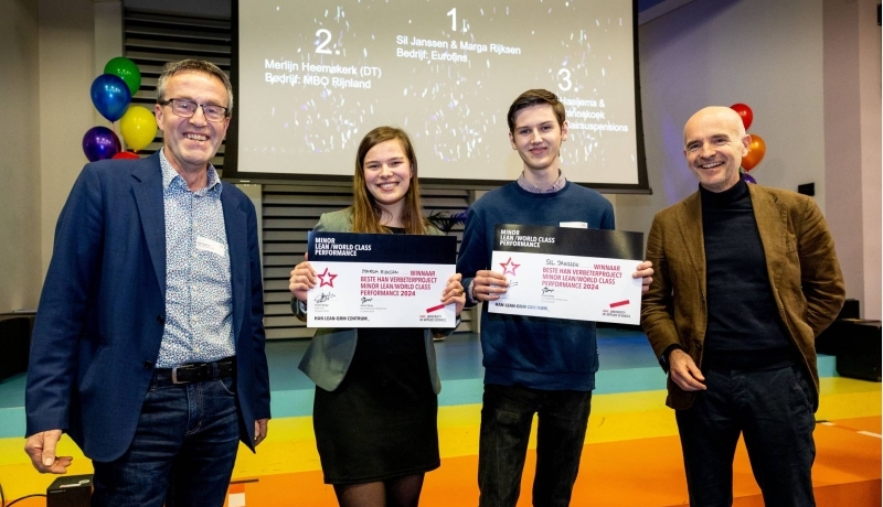 De winnaars van het beste HAN Lean verbeterproject: studenten Sil Janssen en Marga Rijksen
