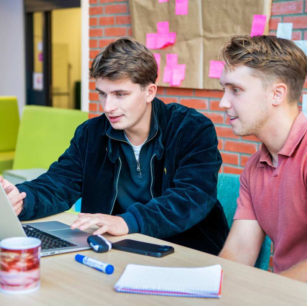 Commerciële Economie - Innovation studenten achter laptop