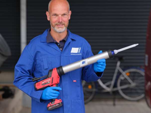 Cursist en alumnistudent Dennis ter Veldhuis op de foto in zijn werkomgeving
