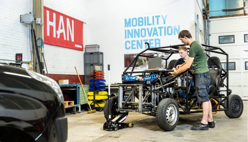 Master Engineering Systems - Automotive Systems, overzicht werkplaats IPKW, twee studenten bij More Vehicle