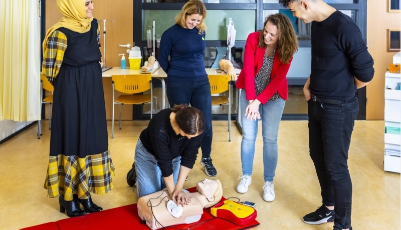 Statushouders volgen een reanimatiecursus (NH)