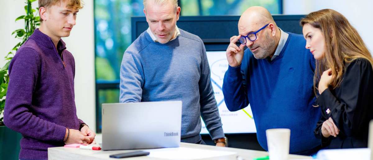 Studenten van de master Business Sales in overleg.