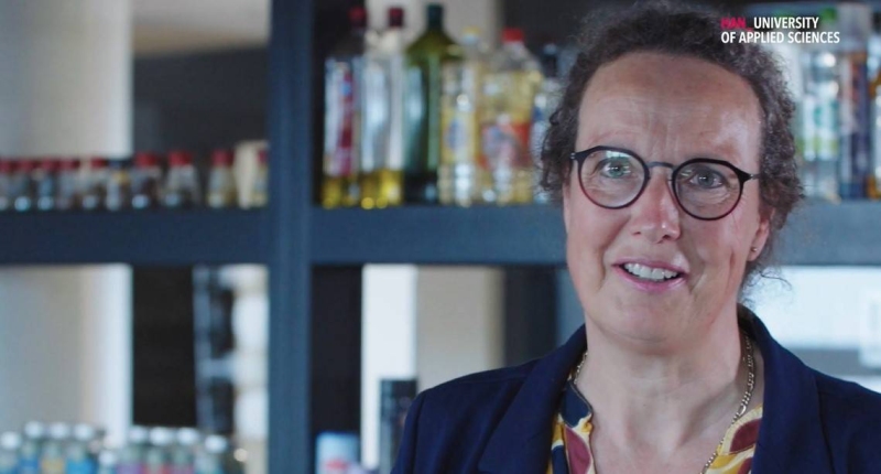 foto uit stil. Marian de van der Schueren voor een medicijnkast.