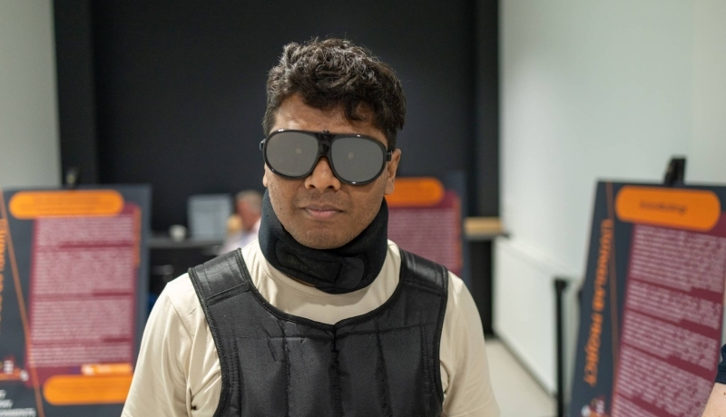 Nitant met een ouderdomsbril op