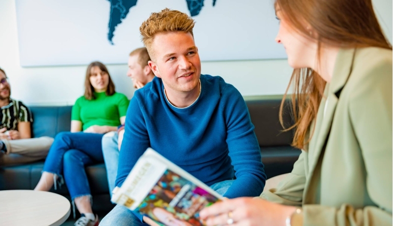 Learning and Development in Organisations voltijd, L&D, foto 5193, studenten in gesprek
