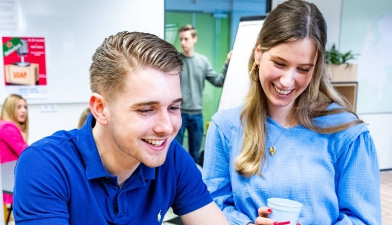 Studenten Facility Management lezen samen in een studieboek