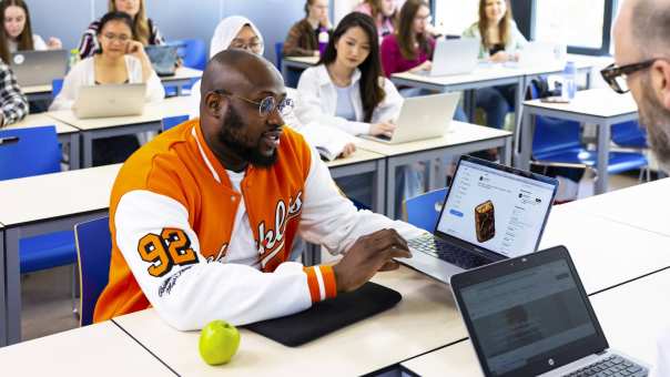 Communication studenten ontwerpen advertenties tijdens een les op de HAN