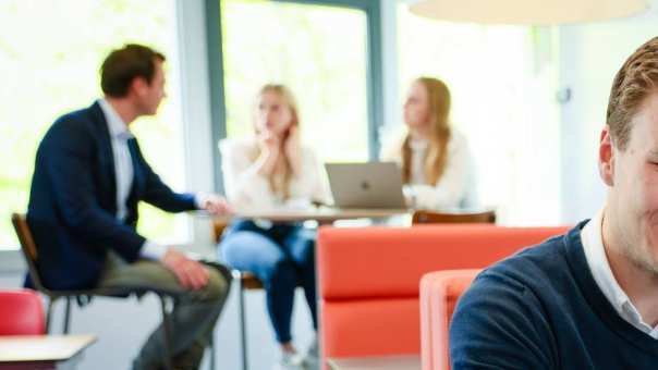 Studenten HRM samenwerken, foto 3100