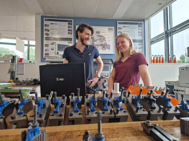 Sander en Laura in overleg in de werkplaats