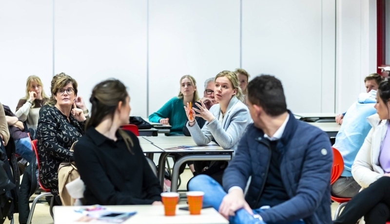 Studiekiezers en deeltijdstudenten in een les tijdens een proefstudeerdag deeltijd.