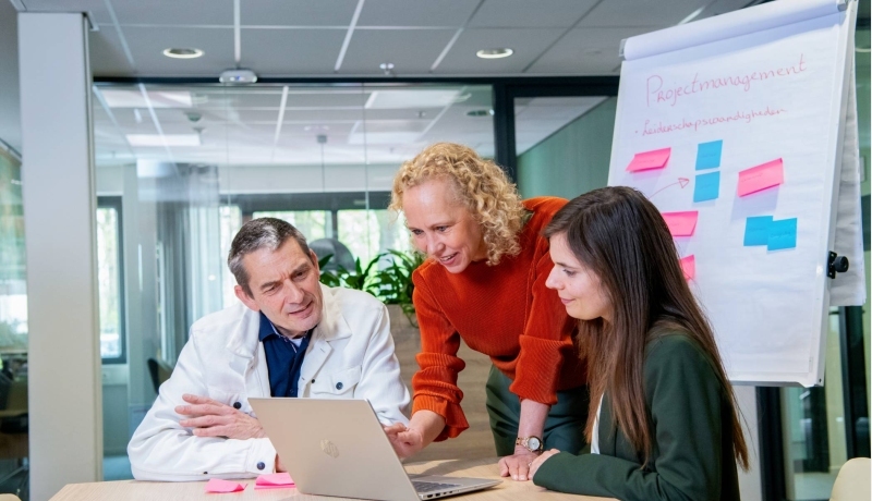 Werknemer Human Resource Management tekent een grafiek op een flipover in een vergaderruimte.