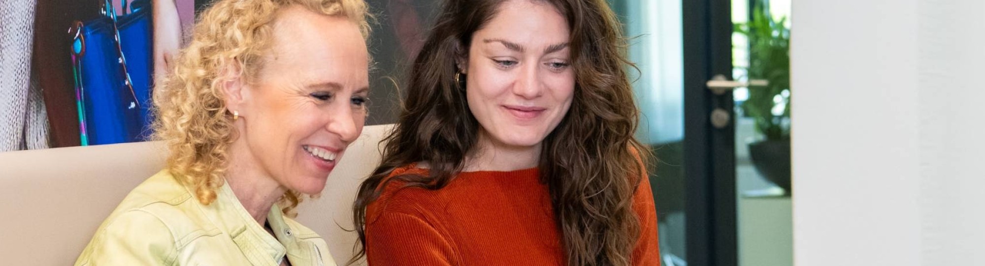 Deelnemers en docenten van de post-hbo opleiding Bedrijfskunde, in gesprek met elkaar op het plein voor Ruitenberglaan 31