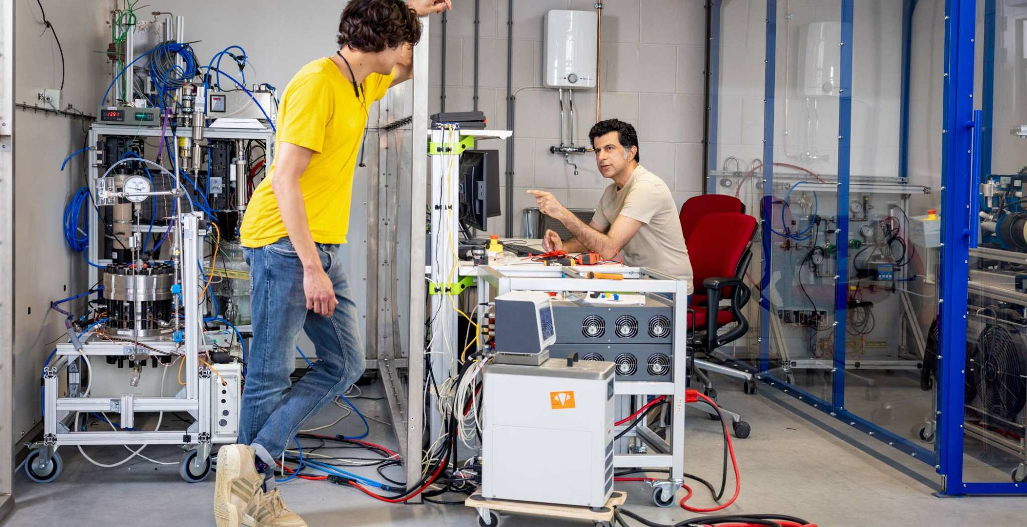 Studenten aan het werk op het Hydrogen lab bij HAN Connectr op het IPKW, samenwerken, waterstof