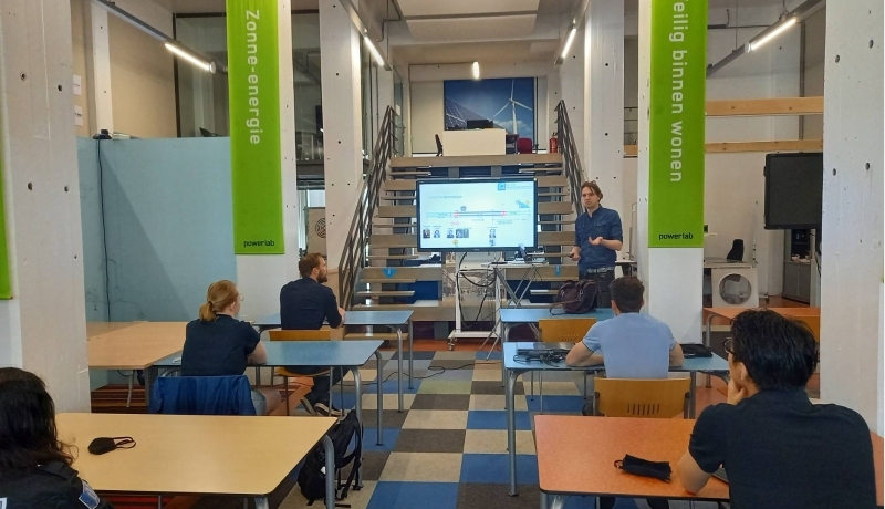 Henry Lootens geeft college in het Powerlab - multidisciplinair samenwerken (Nico Hoeijmans)