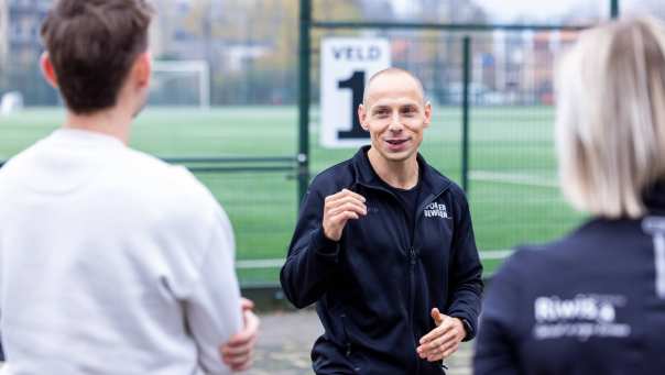 Sportdocent legt uit aan cursisten