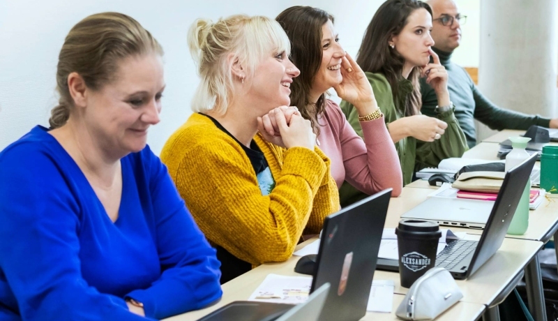 Foto van Master Ontwerpen van Eigentijds Leren. 5 masterstudenten op een rij luisteren of zijn aan het werk.