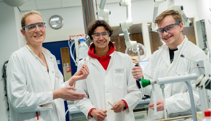 Karin en twee studenten werken binnen HAN BioCentre aan het project Connecting Fibres
