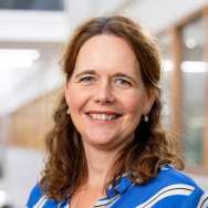 Portretfoto Elke Naumann, wit t-shirt, blauw-wit gestreepte blouse