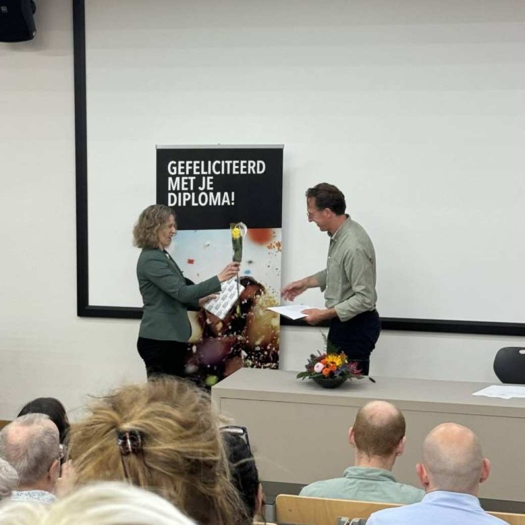 Foto's van de masterdiploma-uitreiking van de educatieve masters op 10 juli 2024 op Kapittelweg 35, Nijmegen. Axel Venker krijgt z'n diploma overhandigd.