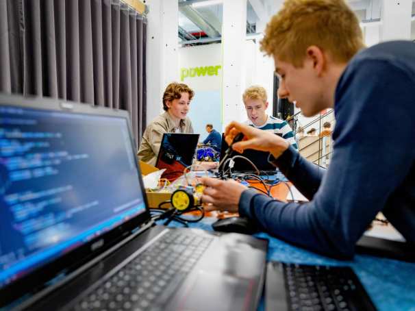 3 studenten werken aan een autootje Powerlab IPKW