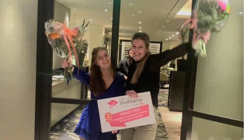 Constance Vonck en Manon van Okkenburg tijdens de NVM Oral-B studieprijs 2022 in Nieuwegein.