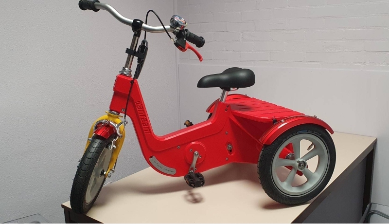 Rode 3d geprinte kinderfiets voor kinderen met een beperking. Van RAAM, Smart Region